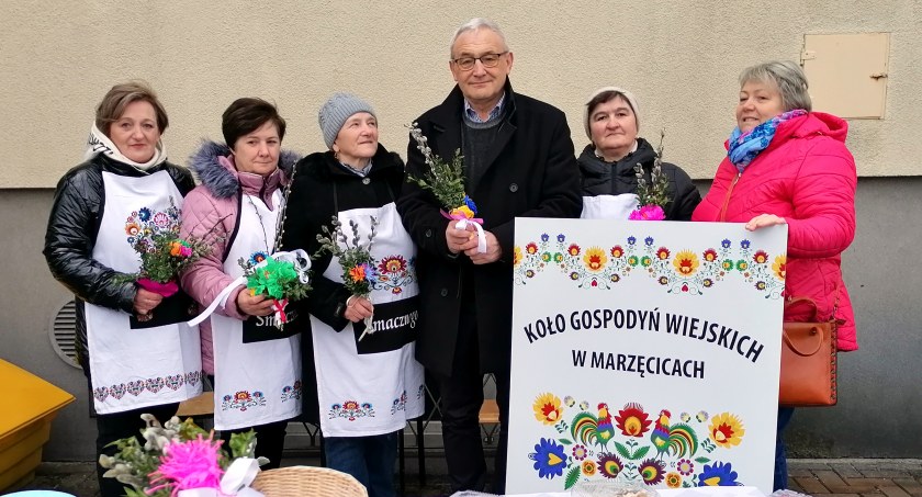 Koło Gospodyń Wiejskich w Marzęcicach wraz z wójtem gminy Markiem Jednakiem fot.: archiwum urzędu