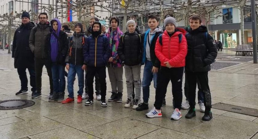 Młodzi adepci futbolu z Sulmierzyc pojechali na mecz do Frankfurtu fot. archiwum klubu