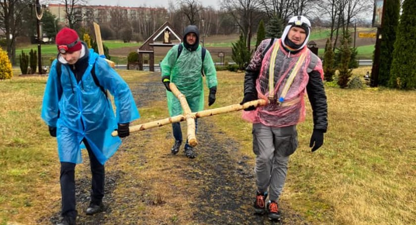 Ekstremalność wyzwania polega na ponad 40-kilometrowym, indywidualnym, nocny marszu, gdzie obowiązuje dodatkowo zasada milczenia fot.: archiwum organizatora