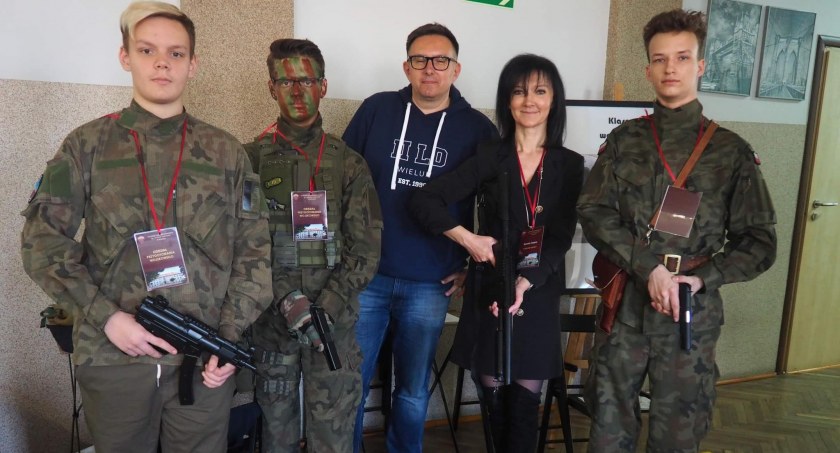 Klasa o profilu wojskowym już jest promowana przez powiat, ot choćby na targach edukacji. Na zdjęciu z uczniami podobnej klasy, która gościła w powiecie wieluńskim, Renata Tatara i Stanisław Markiewicz fot.: archiwum II LO