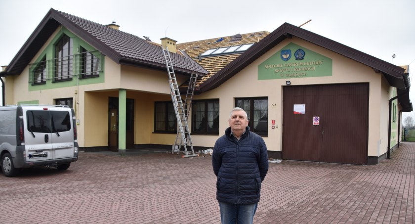 Radny Jan Salamon liczy, że po pracach zewnętrznych, uda się odświeżyć pomieszczenia w środku budynku strażnicy  fot.: Katarzyna Cieślik 