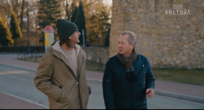 Prowadzącego program ,,Wędrowiec Polski” po Wieluniu oprowadził Jan Książek, dyrektor Muzeum Ziemi Wieluńskiej fot.: screen programu ,,Wędrowiec Polski”