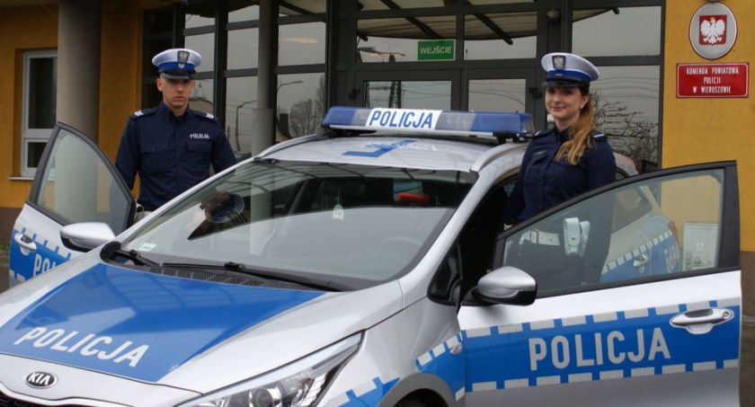 Sierżant sztabowy Łukasz Chadryś i starsza posterunkowa Sandra Strzelczyk bez wahania podjęli błyskawiczną decyzję o pilotażu samochodu do szpitala  fot.: KPP Wieruszów 