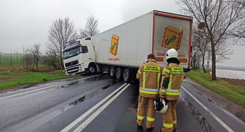 Ciężarówka, która stanęła w poprzek drogi, na ok, dwie godziny uniemożliwiła przejazd drogą krajową w Kamionce fot.: Magdalena Lizurej