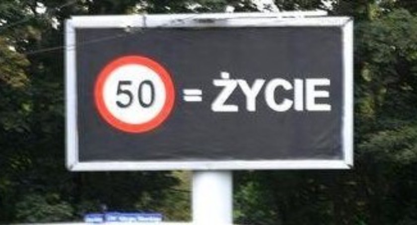 Rzecznik wieruszowskich policjantów podkreśla, iż za sporą część wypadków odpowiada nadmierna prędkość fot.: arch. KPP w Wieruszowie
