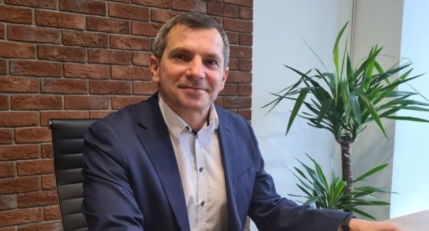 Burmistrz Pajęczna, Piotr Mielczarek, do inwestycji wokół jeziorka Ług podchodził z dużym entuzjazmem. Niestety przetargi pokazują, iż w najbliższym czasie na realizację zadania w całości nie ma dużych szans fot.: Magdalena Lizurej 