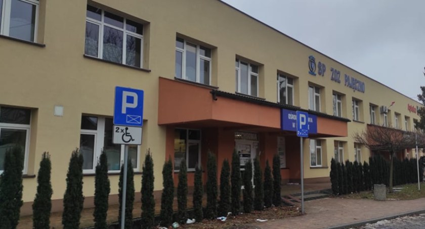 W jednym z pomieszczeń Ośrodka Zdrowia w Pajęcznie, wandale dokonali zniszczeń fot.: Magdalena Lizurej