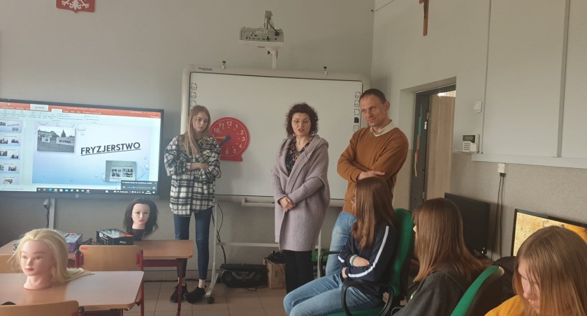 Uczniowie dwóch ostatnich klas SP w Skrzynnie z zainteresowaniem wysłuchali informacji starszych kolegów fot.: arch. SP w Skrzynnie