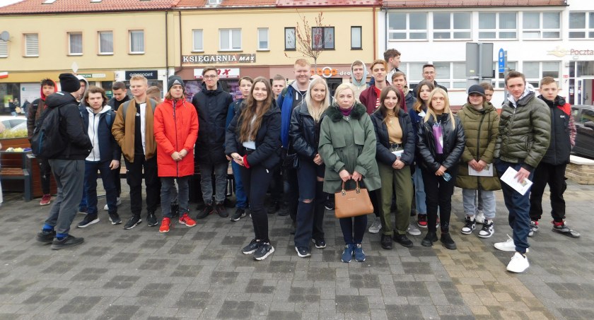Happening, który odbył się na Pl. Legionów miał na celu zwrócenie uwagi na problemy ludzi z autyzmie. Chodziło również o podniesienie świadomości społecznej o tym schorzeniu  fot.: Magdalena Lizurej