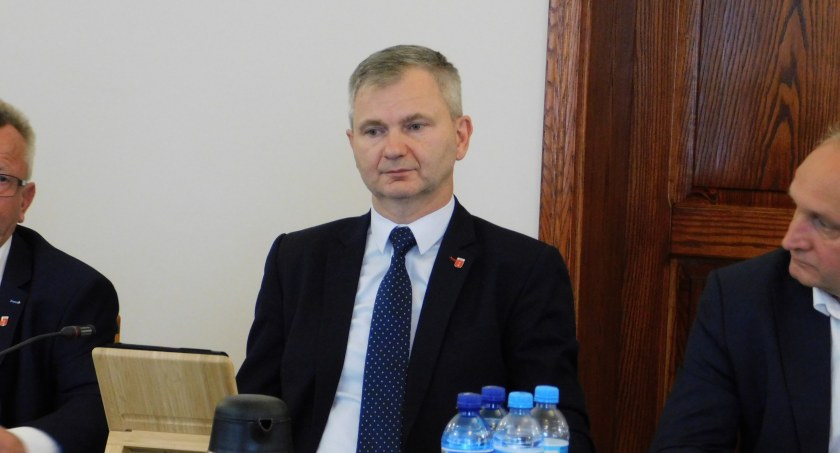 Jarosław Rozmarynowski może wkrótce pożegnać się z fotelem radnego miejskiego. Wszystko przez interesy, jakie robił z jednostkami gminnymi. W ciągu nieco ponad trzech lat wystawił różnej wielkości faktury o łącznej wartości około 300 tys. zł. Sam twierdzi, że daje to zysk na poziomie ok. 20 tys. zł 