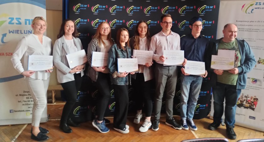 Uczniowie techników odebrali w piątek, 22 kwietnia, poświadczenia zdobycia dodatkowych kompetencji zawodowych  Fot.: Magdalena Lizurej