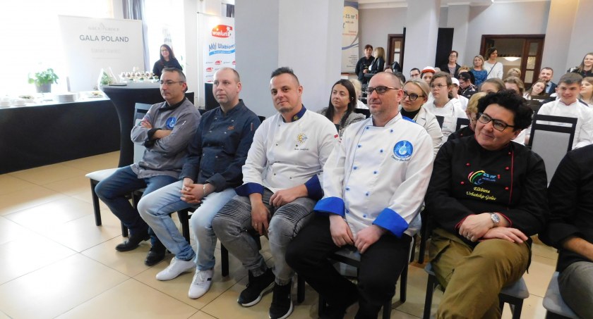 Drużyny rywalizujące w konkursie poświęconym wieluńskim smakom chętnie korzystali z rad jurorów, a ci życzliwie ich udzielali fot.: Magdalena Lizurej