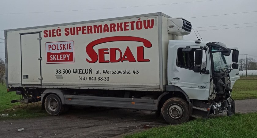 49-latek nie ustąpił pierwszeństwa ciężarówce, wyjeżdżając z drogi podporządkowanej. Był pijany fot.: Magdalena Lizurej
