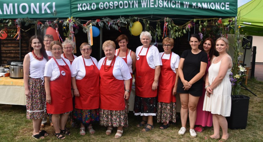 1.	Od prawej: Sonia Piluk – Błaszczak, Dominika Błaszczak i Agnieszka Polak – Nasiadek - nowe członkinie KGW w Kamionce debiutowały w organizacji niedzielnego festynu