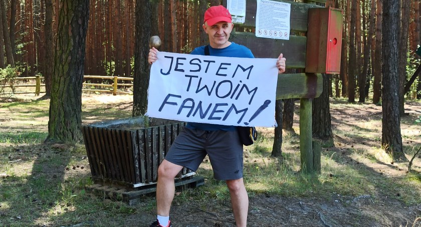 zdjęcie kibica, trzymającego transparent podczas Załęczańskiego Ultra Run/fot.: Magdalena Lizurej