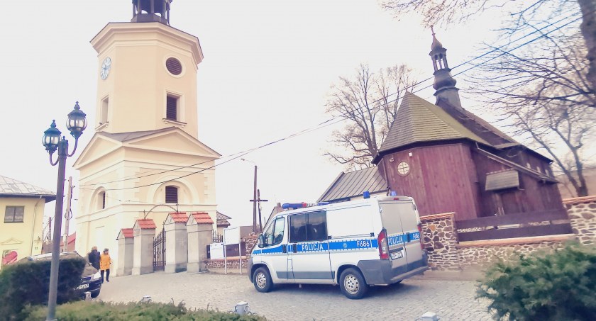 Policjanci z komisariatu w Białej interweniowali w skomlińskim kościele w Wielki Piątek fot.: RAJCH Agencja Prasowa 