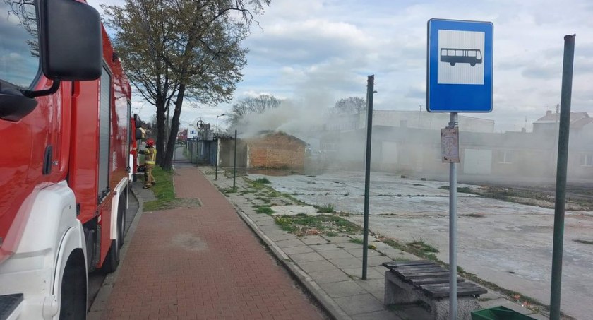 W Wielkanocny Poniedziałek strażacy gasili pożar pustostanu przy ul. Głowackiego w Wieluniu fot.: OSP Dąbrowa  