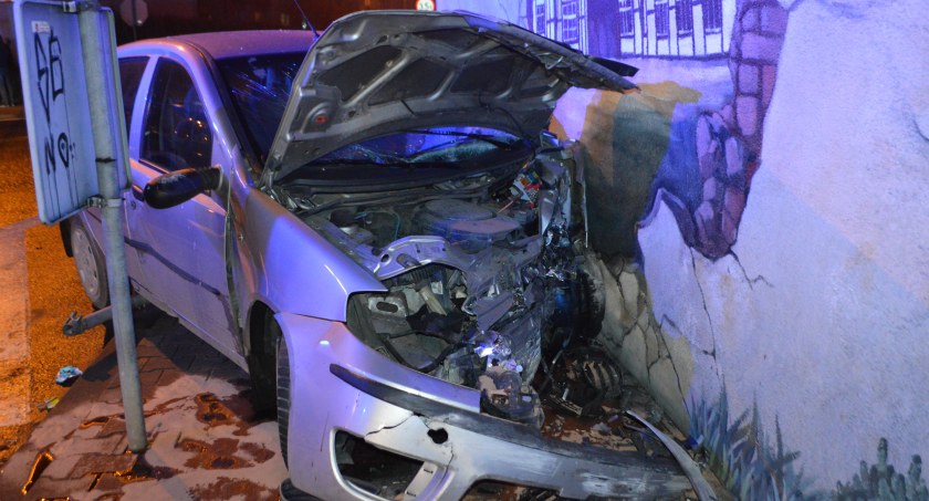W wyniku uderzenia w mur, przód samochodu został zmasakrowany  fot.: Elżbieta Wodecka 