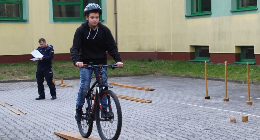 Uczestnicy turnieju na rowerze musieli pokonać wiele przeszkód  fot.: KPP w Pajęcznie
