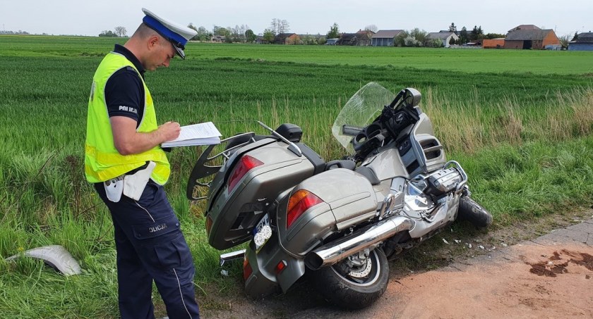 Jednośladem kierował 62-latek z Rawy Mazowieckiej, który stracił panowanie nad motocyklem, uderzył w skarpę przydrożnego rowu i ranny został przetransportowany do szpitala fot.: KPP Wieruszów