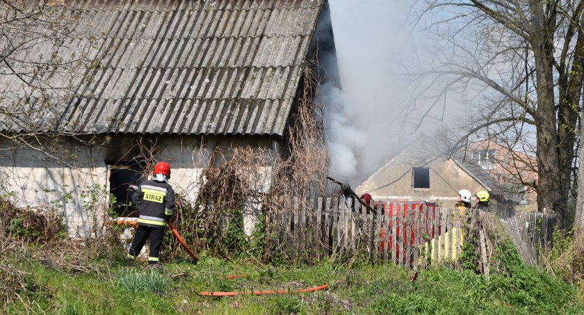 Strażacy w sprzęcie ochrony dróg oddechowych weszli do pomieszczeń domu, w którym wybuchł pożar fot.: Katarzyna Cieślik 