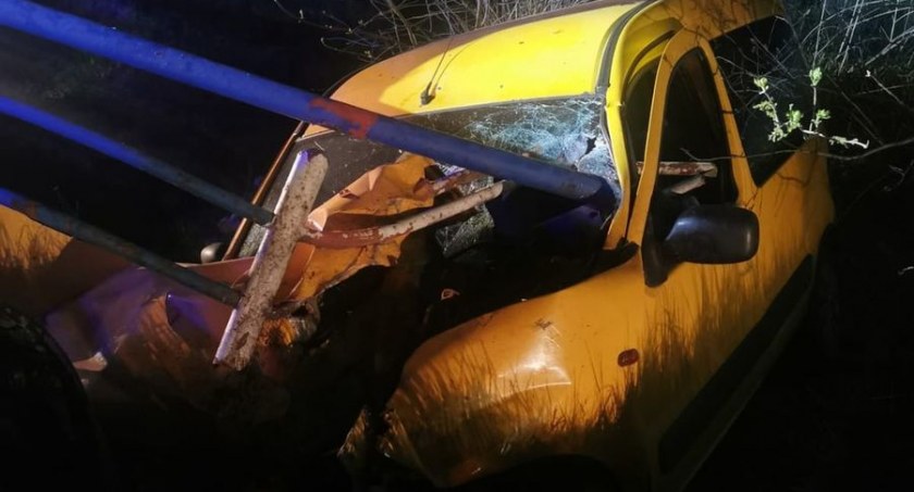 1.	Mundurowi ustalili, że 36-latek, kierujący renault kangoo, z nieustalonych przyczyn zjechał do przydrożnego rowu, a następnie uderzył w bariery ochronne fot.: KPP Wieluń 