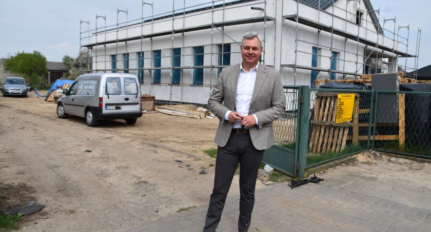 Wójt Tomasz Stolarczyk przyznaje, że zostało wykonane już ok. 55 proc. wszystkich robót nie tylko budowlanych, ale i elektrycznych, wodno-kanalizacyjnych itp. fot.: Katarzyna Cieślik 