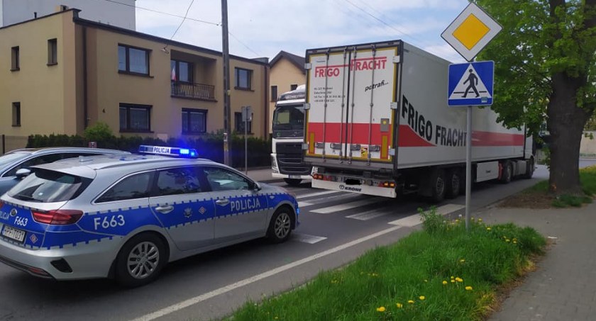 Kierujący samochodem ciężarowym daf, wraz z naczepą, potrącił przechodzącą przez oznakowane przejście dla pieszych 74-letnią kobietę fot.: Katarzyna Cieślik 