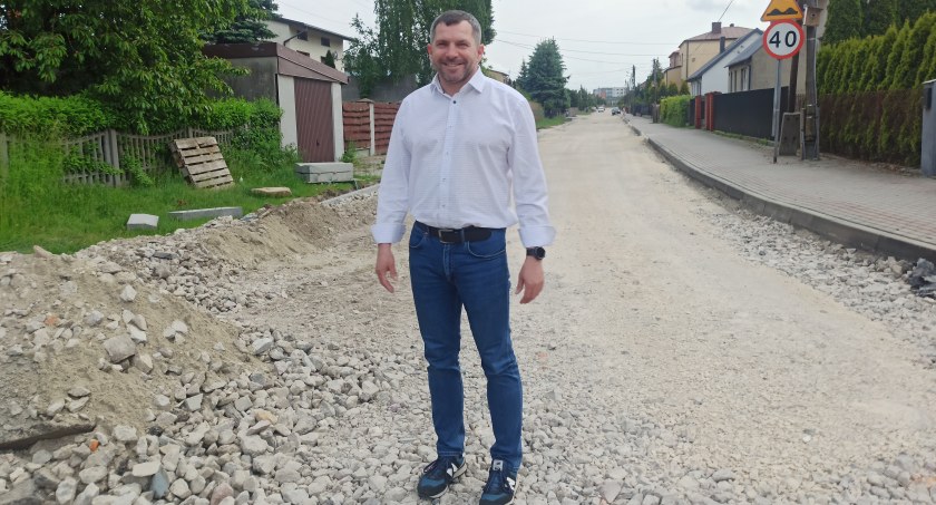 Zdjęcie szefa pajęczańskiego ratusza na ul. Zielonej w trakcie remontu/fot.: Magdalena Lizurej