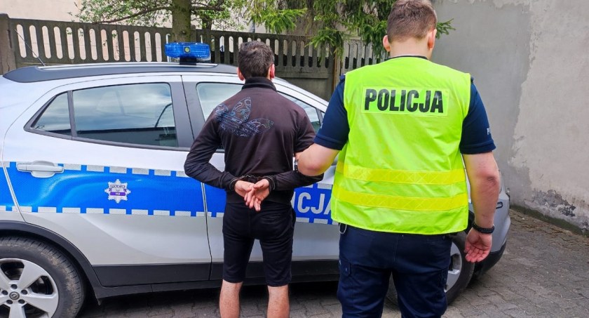 31-latek kierował osobówką kompletnie pijany, miał prawie trzy promile. Został wyeliminowany z ruchu przez mieszkańca powiatu wieluńskiego fot.: KPP w Bełchatowie