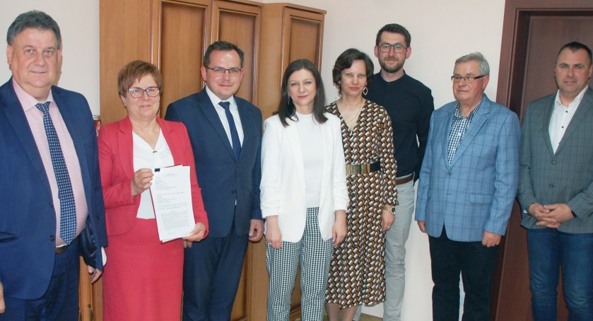 Po kolejnym przetargu udało się znaleźć wykonawcę i podpisać umowę na remont dworu i rewitalizację parku w Siemkowicach fot.: RAJCH Agencja Prasowa
