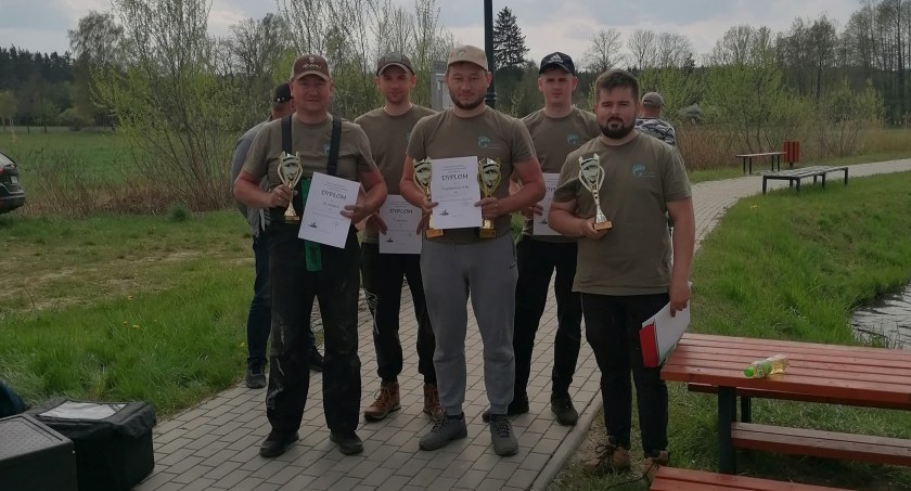 Najlepsi wędkarze zawodów. Pierwszy rząd od lewej: Grzegorz Włodarczyk(III), Mariusz Błaszczyk(I), Jakub Szczepaniak(II), drugi rząd od lewej: Hubert Rabenda(V), Norbert Kluczny(IV) fot. Organizatorzy
