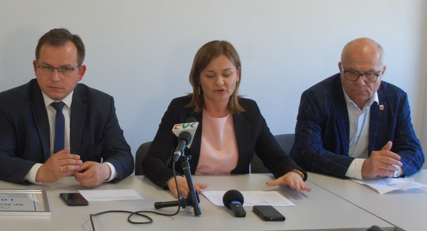 Do wieluńskiego szpitala trafi kolejna dotacja i nowe sprzęty. To pozwoli na podniesienie jakości świadczonych usług. Przekazanie symbolicznego czeku nastąpiło na specjalnie zwołanej konferencji fot.: Sławomir Rajch
