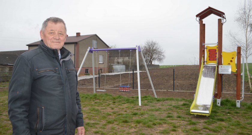 Sołtys Marian Sztuka cieszy się, że razem z mieszkańcami doprowadził do końca budowę placu zabaw w Przywozie Górnym fot.: Elżbieta Wodecka  