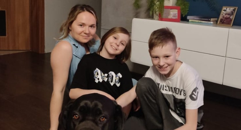Katarzyna Helińska ze swoimi dziećmi i certyfikowaną pomocnicą Jaso   fot.: archiwum prywatne  