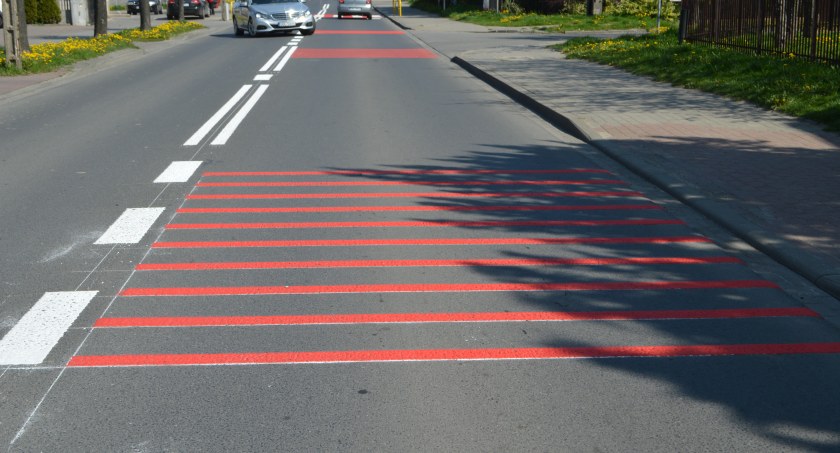Czerwone, grube linie nie do końca spełniają swoją funkcję. Są natomiast wielką uciążliwością dla ludzi mieszkających w pobliżu  fot.: Elżbieta Wodecka 