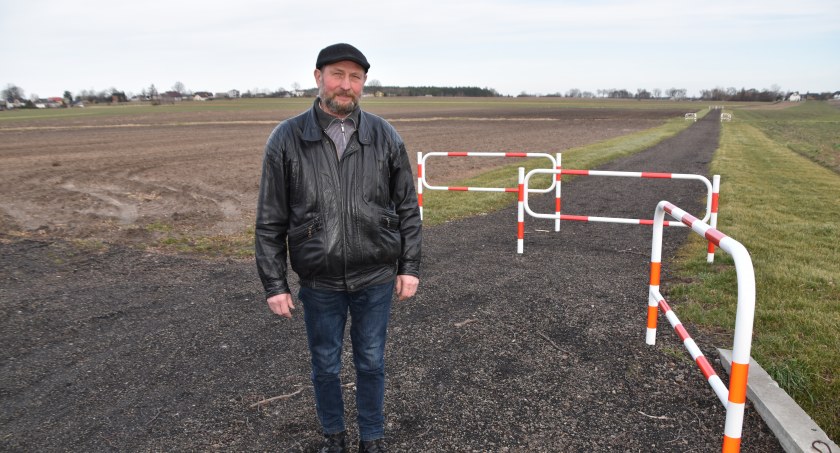 1.	Andrzej Piątek cieszy się, że w Czarnożyłach systematycznie poprawia się infrastruktura drogowa fot.: Katarzyna Cieślik