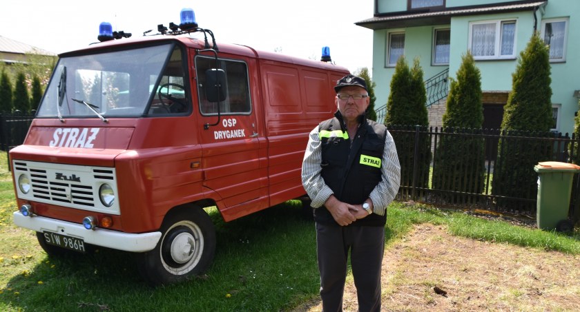 1.	Tadeusz Tokarski, prezes OSP Dryganek, podkreśla, że żuk dobrze sprawował się w jednostce fot.: Katarzyna Cieślik 
