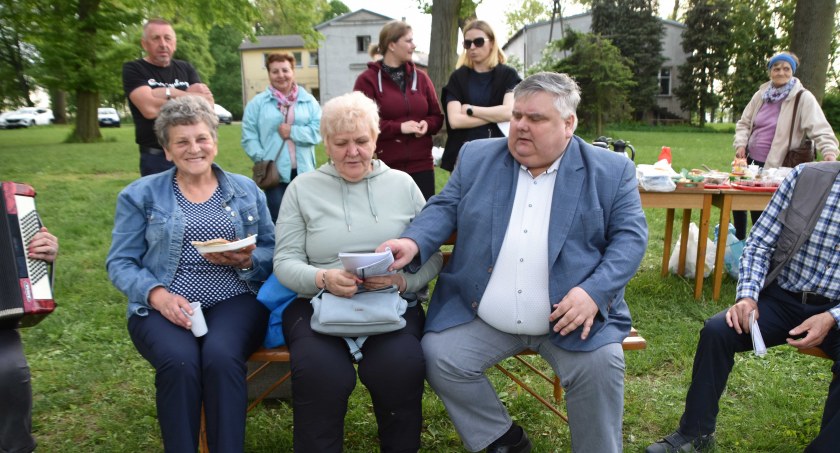 1.	Na sobotniej biesiadzie przy ognisku spotkali się mieszkańcy Mokrska i Skomlina fot.: Katarzyna Cieślik 