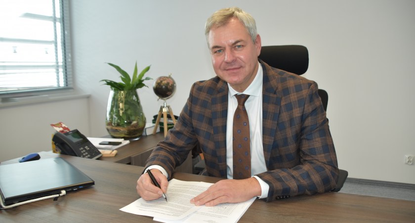 Wójt Tomasz Stolarczyk przyznaje, że otrzymuje negatywne głosy od mieszkańców odnośnie budowy  drogi powiatowej w Białej, dlatego też wystosuje pismo do starosty z prośbą o intensyfikacje prac fot.: Katarzyna Cieślik 