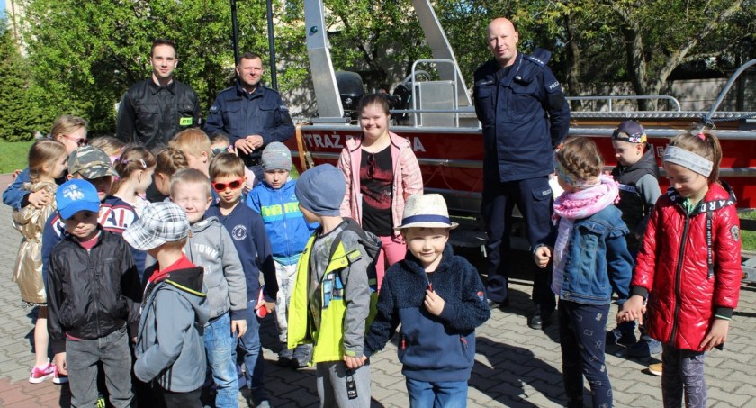 Strażacy oraz policjanci z Pajęczna rozmawiali z uczniami o niebezpieczeństwach, jakie mogą czyhać nad wodą fot.: arch. KPP w Pajęcznie