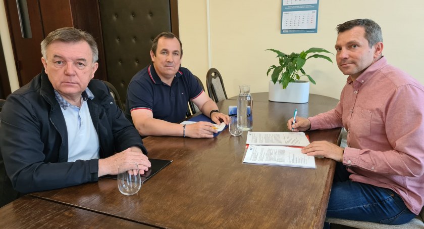 W poniedziałek, 16 maja, Piotr Mielczarek, burmistrz Pajęczna, podpisał umowę na budowę PSZOK-u z wykonawcą fot.: arch. UM w Pajęcznie