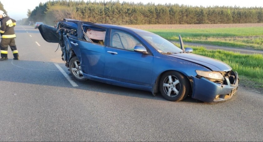 Przez bak rozwagi u innego uczestnika ruchu kierowca hondy wjechał do rowu i dachował fot.: arch. KPP w Pajęcznie