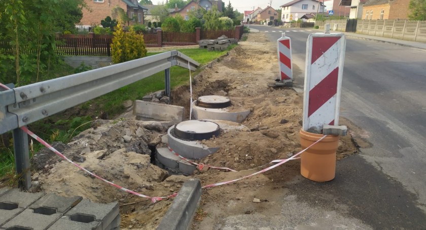 Robotnicy kilka tygodni temu  przestali pracować w Strobinie. Mieszkańcy irytują się, ponieważ ich wieś przypomina teraz jeden wielki plac budowy  fot.: arch. Katarzyna Cieślik