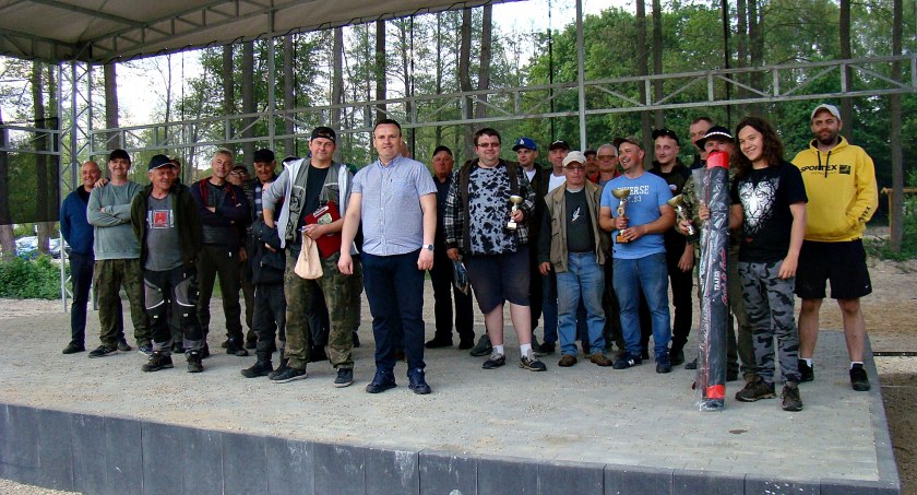 W zawodach o puchar firmy Tom-Kar wzięło udział 27 zawodników. Największą rybę wyciągnął z wody Tadeusz Jeziorski i to on zajął pierwsze miejsce fot.: archiwum koła