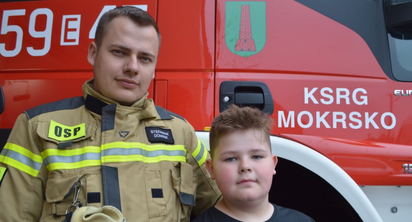 Szymon Stefaniak z naczelnikiem OSP Mokrsko Dominikiem Stefaniakiem 