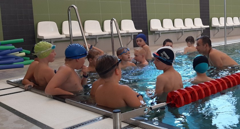 Zajęcia na basenie cieszą się dużym powodzeniem. Odbywają się one pod bacznym okiem instruktora  fot.: Urząd Gminy w Mokrsku 
