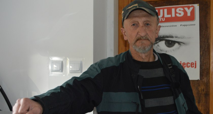 Janusz Żydoń twierdzi kategorycznie, że złożył wniosek o dodatek osłonowy. Zdenerwowany obrotem całej sprawy, przyszedł do redakcji „Kulis Powiatu”  fot.: Elżbieta Wodecka 