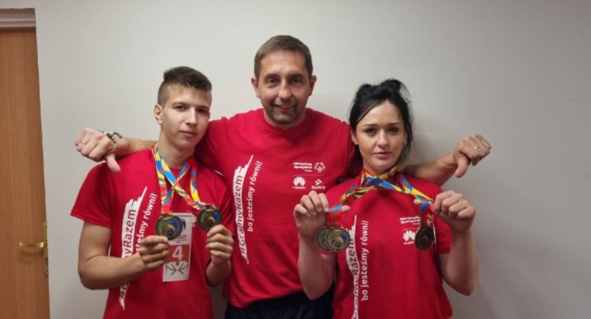 Magda i Stasiu podczas Ogólnopolskich Letnich Igrzysk Olimpiad Specjalnych w Bydgoszczy zaprezentowali  swoje umiejętności wrotkarskie na wysokim poziomie – na zdj. medaliści z opiekunem Rafałem Dudzińskim  (w środku) fot.: Specjalny Ośrodek Szkolno-Wychowawczy w Gromadzicach