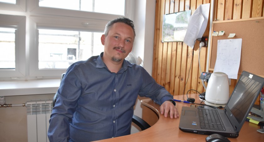 Michał Kostarczyk z UG w Kiełczygłowie informuje, że prace na boisku w Obrowie rozpoczną się po zakończeniu rundy wiosennej w A-klasie, a na orliku w Kiełczygłowie po zakończeniu roku szkolnego  fot.: Katarzyna Cieślik 